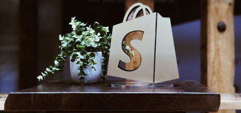 Shopify Logo als aufsteller auf einem Tisch