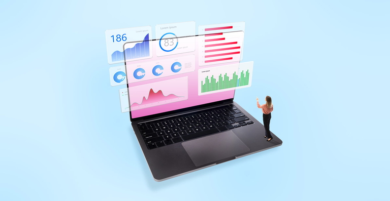 Frau betrachtet interaktive Daten auf Laptop – Symbol für Performance und Conversion-Optimierung