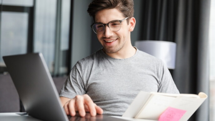 Mann am Laptop