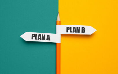 Bleistift mit Schildern Plan A und Plan B vor geteiltem Hintergrund in Türkis und Gelb