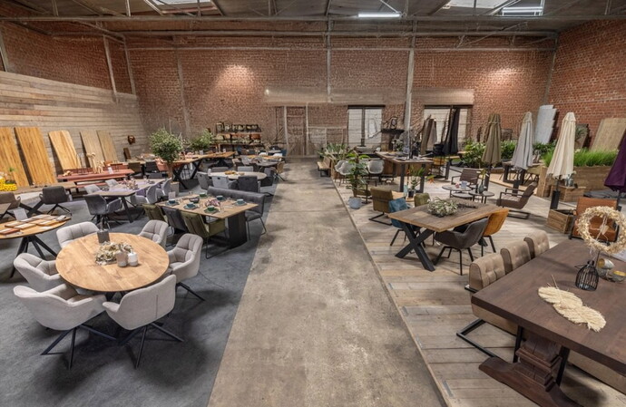 Große Ausstellungshalle bei Table Factory mit Ess- und Gartentischen aus Holz und Stühlen