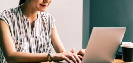 Frau am Laptop