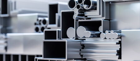 Gestapelte Aluminiumprofile in verschiedenen Formen und Grössen