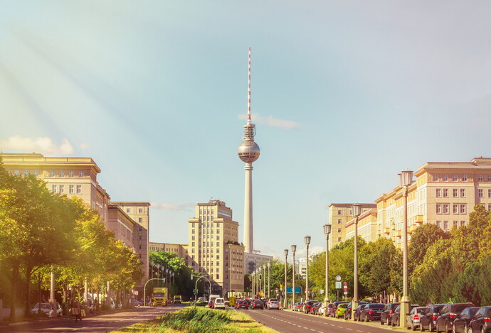 Sonnenlicht über der Karl-Marx-Allee mit Blick auf den Berliner Fernsehturm