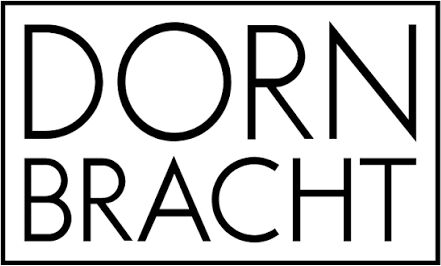 Dornbracht Logo in Weiß: Schriftzug DORNBRACHT in zwei Zeilen, schwarze Linienstärke auf weißem Grund, umrahmt von rechteckiger Linie