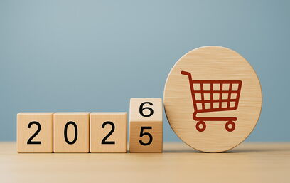 Holzklötze mit 2026 und Einkaufswagen-Symbol zu E-Commerce Änderungen 2026 und neuen Regeln für Onlinehändler
