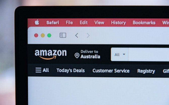 Foto eines Mobil gerätes mit einer Amazon Website