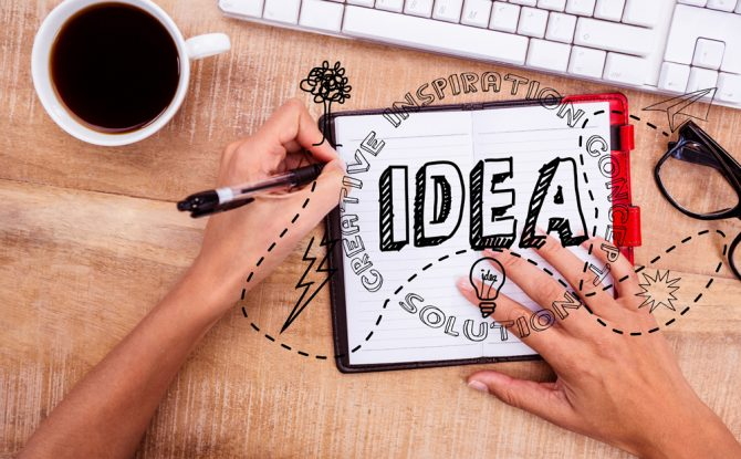 Person schreibt mit Stift auf Tablet