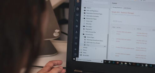 Person mit Laptop