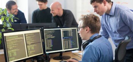 Zwei Männer schauen auf einen Computer
